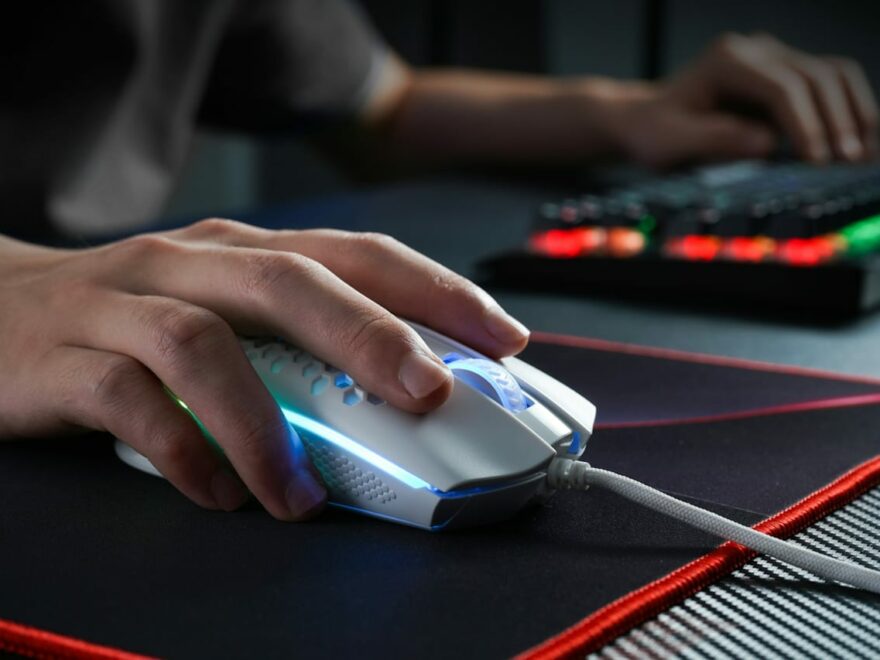 Gaming Maus auf Schreibtisch im Einsatz