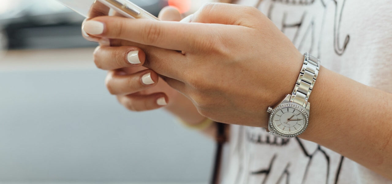 Eine Person tippt auf einem Smartphone