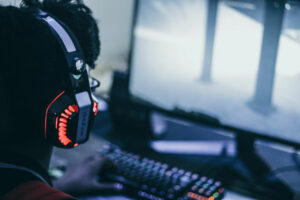 Person mit Headset beim Gaming