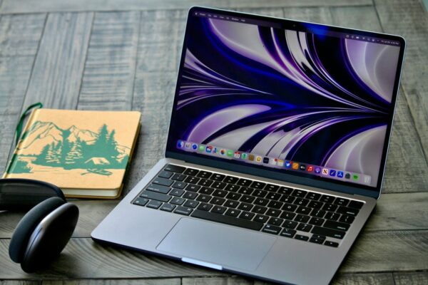 Apple MacBook Air auf Schreibtisch