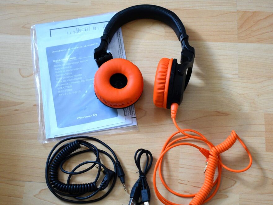 Pioneer DJ HDJ-CUE1BT-K mit orangen Ohrpolstern