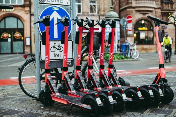 E-Scooter auf der Straße abgestellt