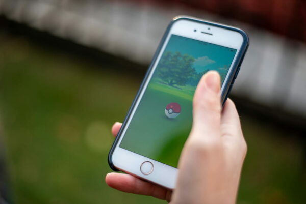 Smartphone mit Pokémon Go Spiel im Augmented Reality Modus