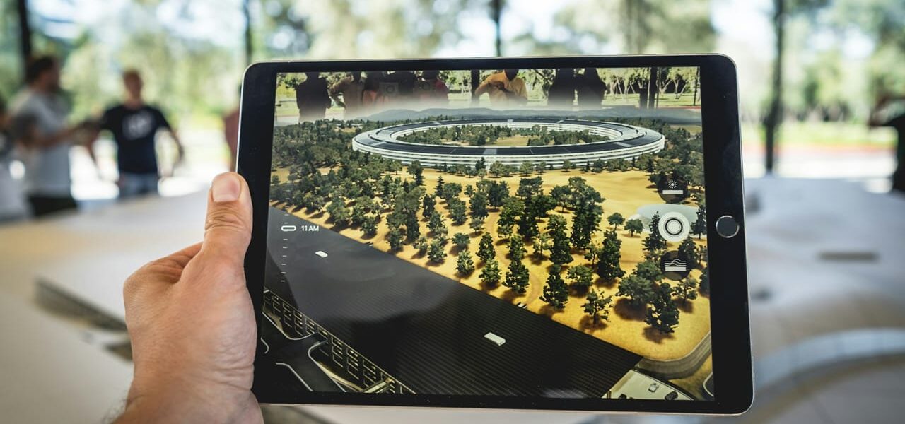 Tablet zeigt Augmented Reality Simulation eines architektonischen Modells in Echtzeit