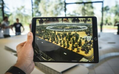 Tablet zeigt Augmented Reality Simulation eines architektonischen Modells in Echtzeit