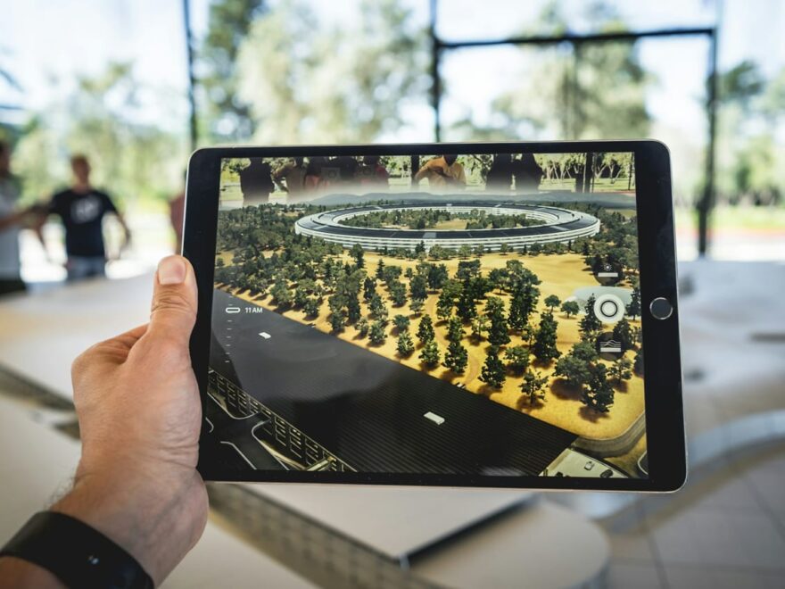 Tablet zeigt Augmented Reality Simulation eines architektonischen Modells in Echtzeit