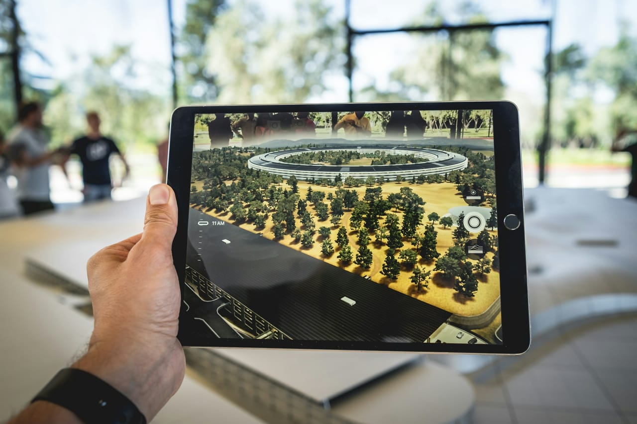 Tablet zeigt Augmented Reality Simulation eines architektonischen Modells in Echtzeit