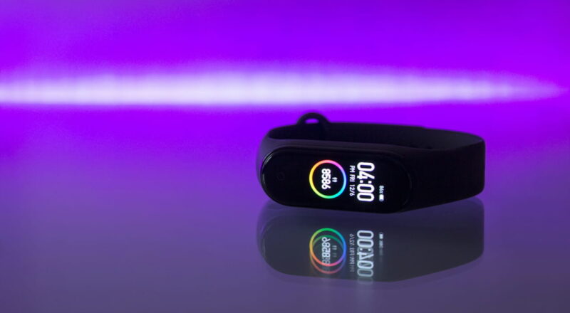 Fitness-Tracker Xiaomi Smart Band 5 mit Schrittzähler und Farbdisplay