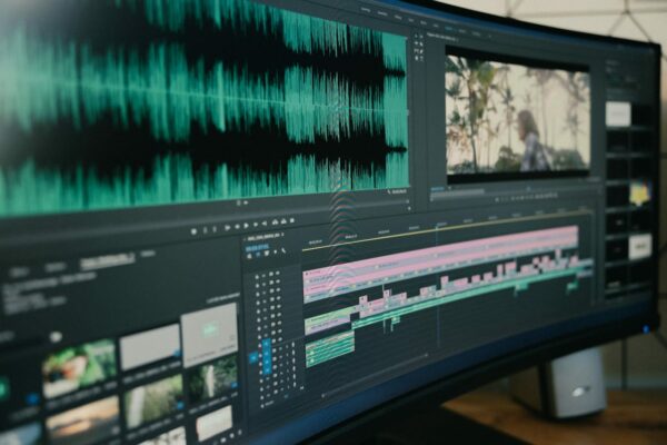 Ultrawide-Monitor mit Videobearbeitungssoftware und Zeitleiste