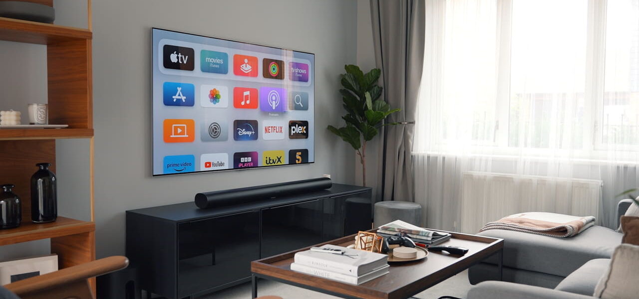 Soundbar unter Wand-TV im modernen Wohnzimmer