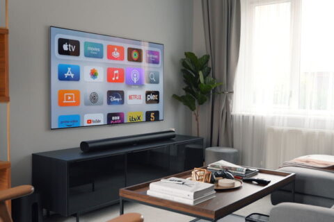 Soundbar unter Wand-TV im modernen Wohnzimmer