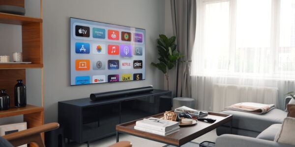 Soundbar unter Wand-TV im modernen Wohnzimmer