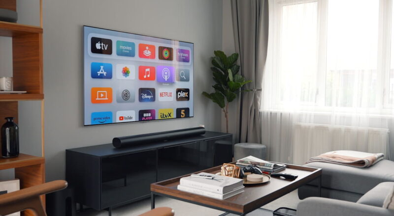 Soundbar unter Wand-TV im modernen Wohnzimmer