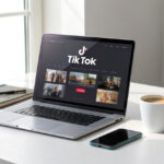 Laptop mit geöffneter TikTok-Website auf einem Schreibtisch – TikTok am PC nutzen.