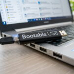 Bootfähigen USB-Stick erstellen: USB-Stick mit Laptop und Boot-Menü