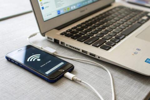 Smartphone mit USB-Tethering verbindet Laptop mit dem Internet