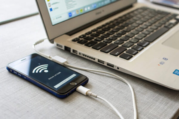 Smartphone mit USB-Tethering verbindet Laptop mit dem Internet